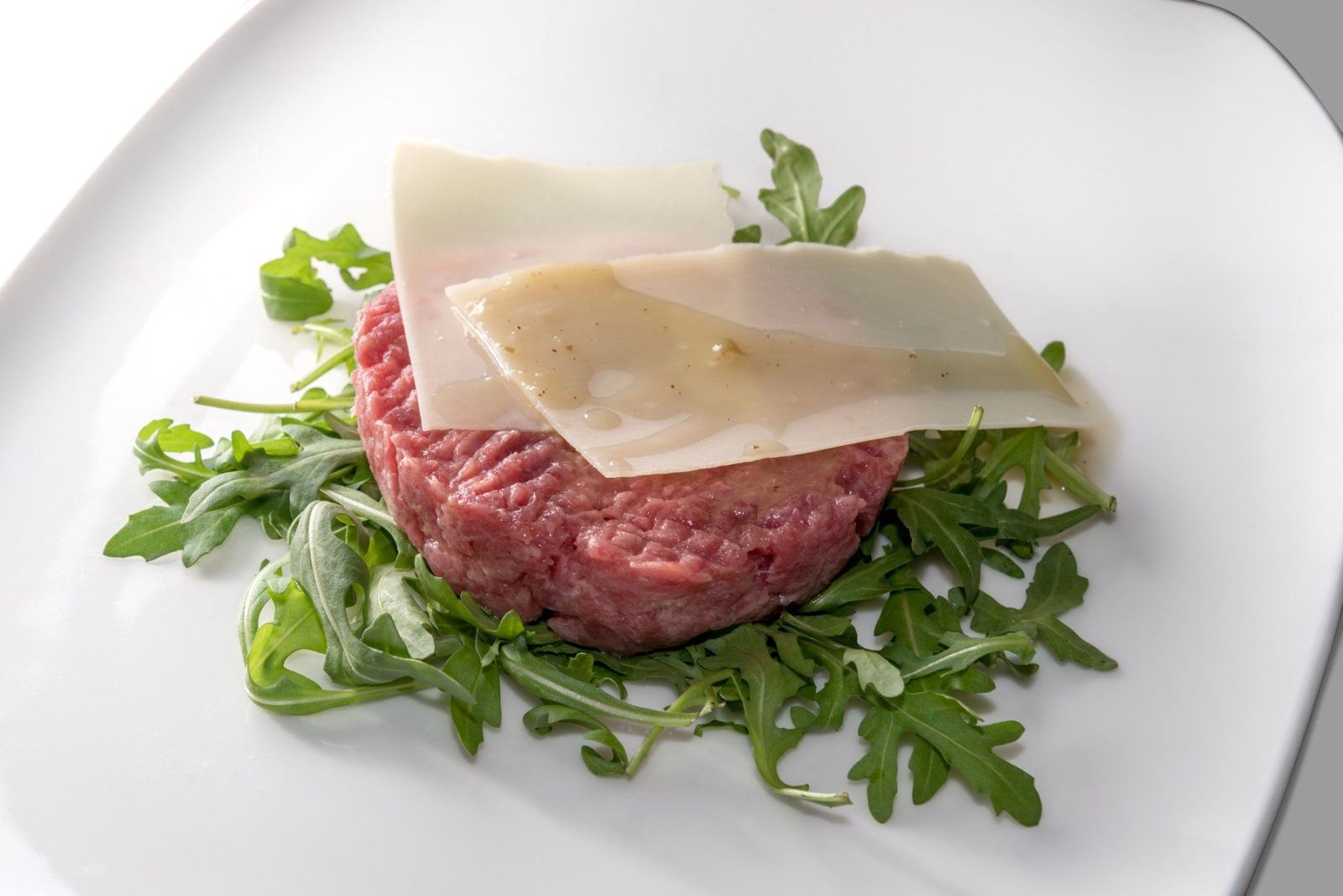 Battuta al coltello con rucola e scaglie di formaggio